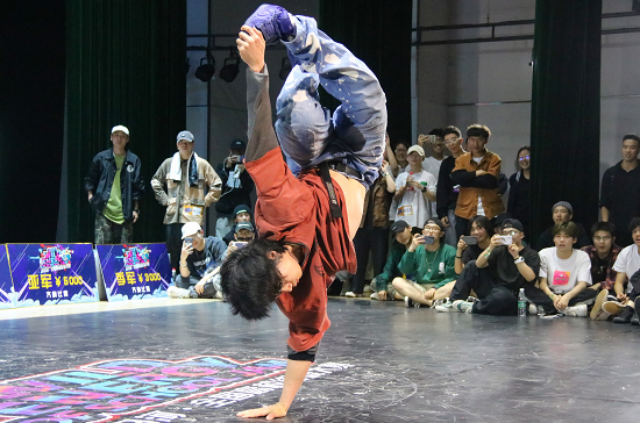 【黄河新闻网】300余名高校街舞爱好者齐聚太谷舞动青春