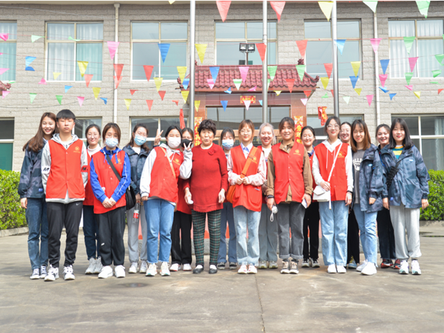 【山西晚报】从扶贫攻坚到乡村振兴 晋中信息学院7年慰问300户贫困户