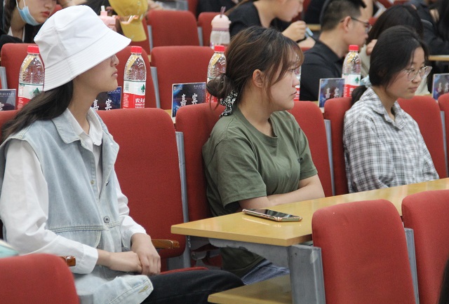 打造学术交流平台 培养全面发展人才——我校第二届工科专业节专题报告会