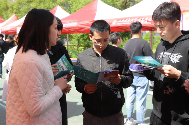 【山西日报】晋中信息学院举办校园双选会助力学生精准就业