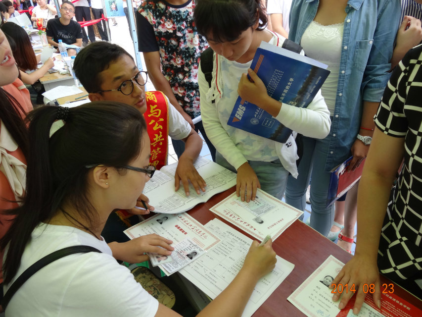 【迎新专题】他影像•镜头下的迎新路