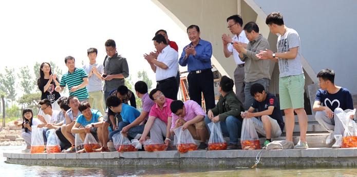【毕业季 • 母校,我们爱你】经管毕业生赠学院锦鲤