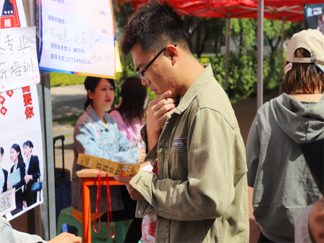 【中国教育品牌网】晋中信息学院举办校园双选会助力学生精准就业