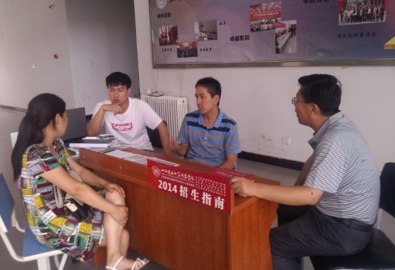 炎炎夏日暑意浓 热情服务为考生