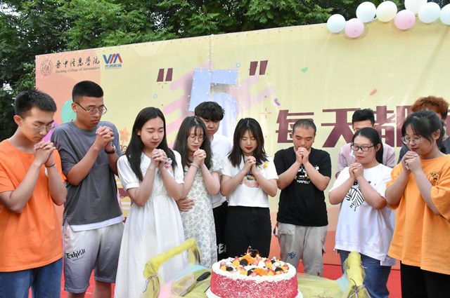 【黄河新闻网】“小满”这一天21名大学生集体过生日