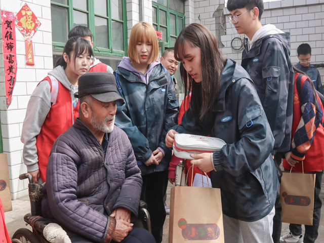 【山西晚报】从扶贫攻坚到乡村振兴 晋中信息学院7年慰问300户贫困户