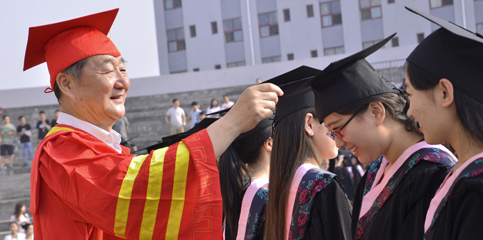 我院隆重举行2014届毕业典礼暨学位授予仪式