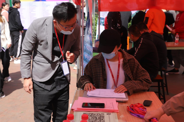 【山西日报】晋中信息学院举办校园双选会助力学生精准就业