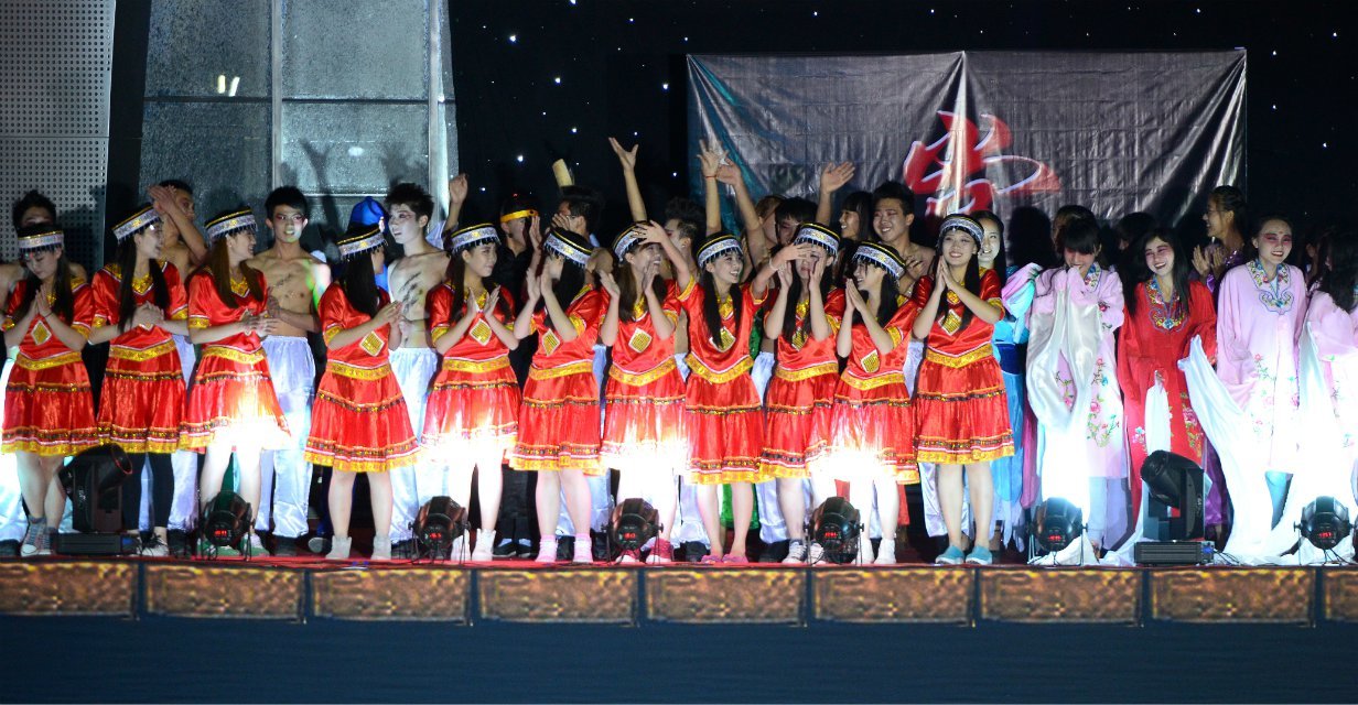 右岸上演水上璀璨盛宴