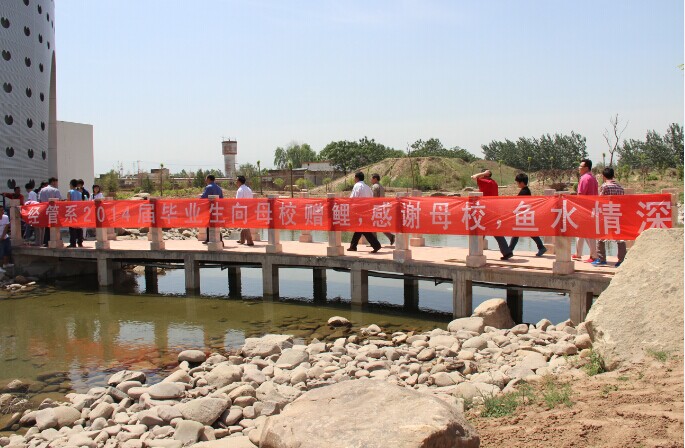 【毕业季 • 母校,我们爱你】经管毕业生赠学院锦鲤