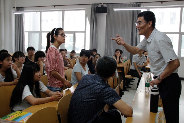 学院召开2013级赴重庆双校园交换生座谈会