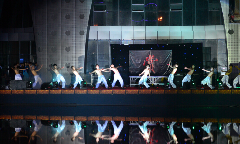 右岸上演水上璀璨盛宴