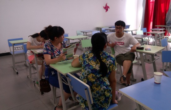 炎炎夏日暑意浓 热情服务为考生