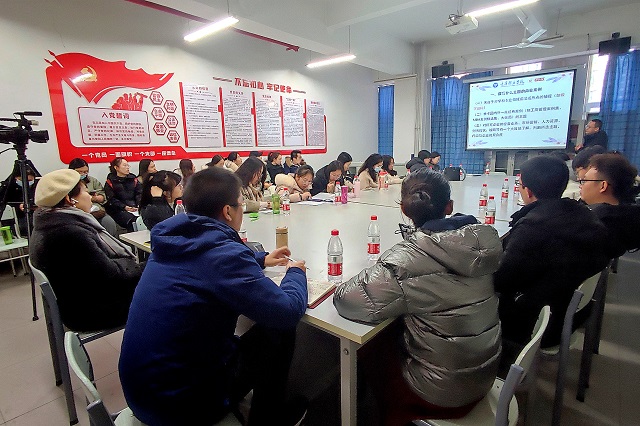 重庆移通学院綦江校区范保珠老师为我校淬炼教师做主题分享