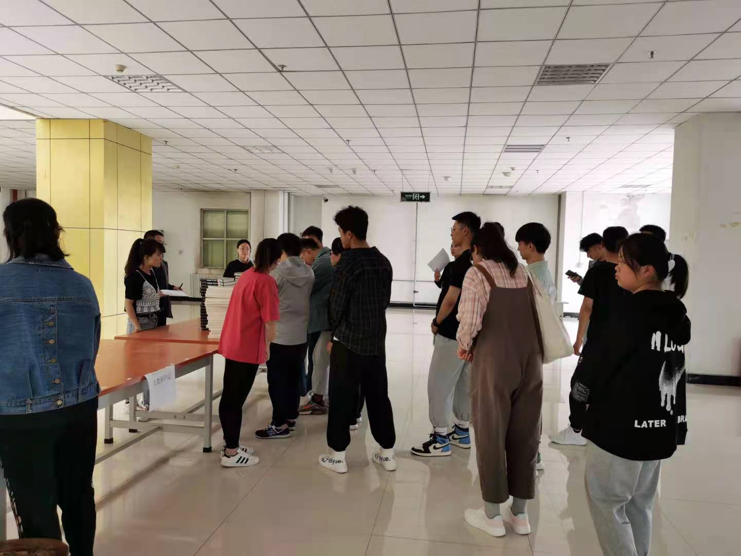 有序分发各院系大咖传记阅读计划图书