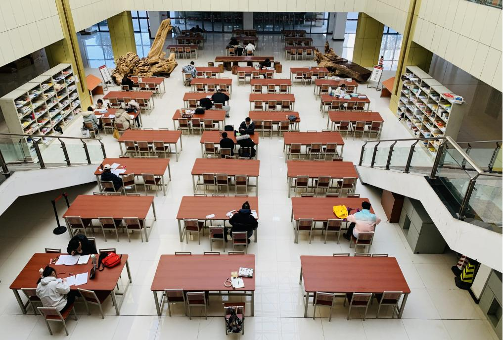 图书馆提升服务 增加自习座位惠生利生