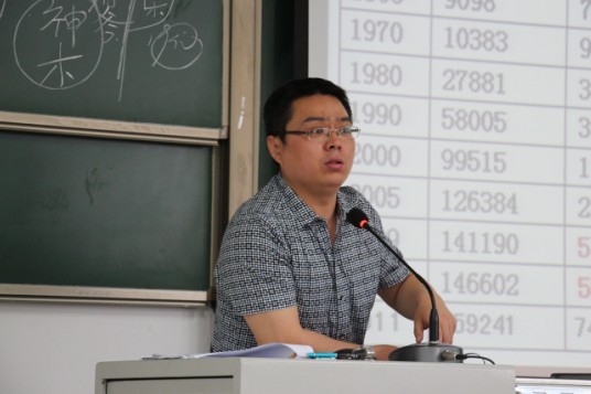 品时事、谈政治、论经济、诠释“中国梦”