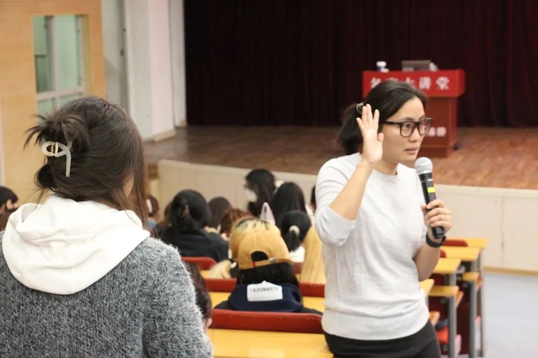 认识哲学精神,获得真实自我