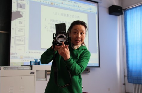 胡巍萍教授手中的变焦环