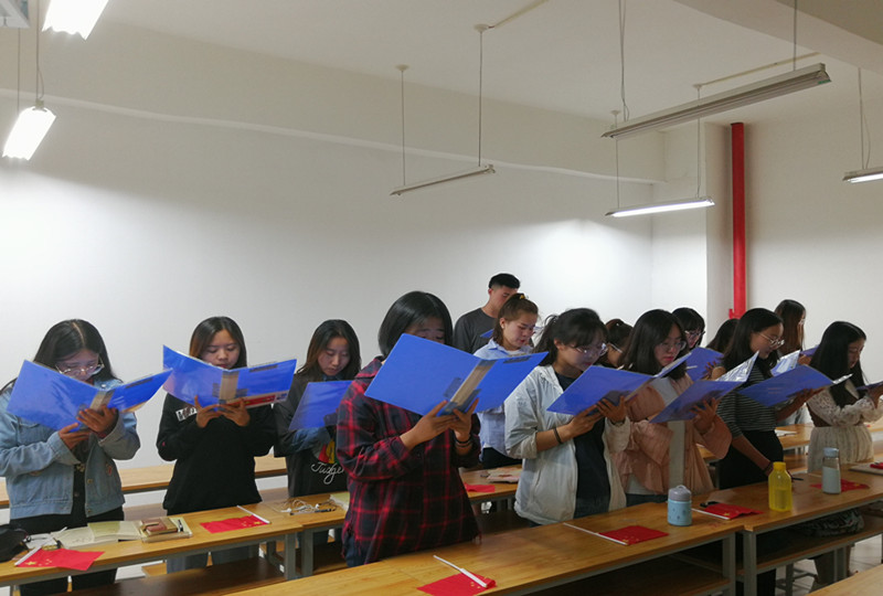 峥嵘七十载 追梦新时代——外国语言文学系学生党支部开展主题党日活动