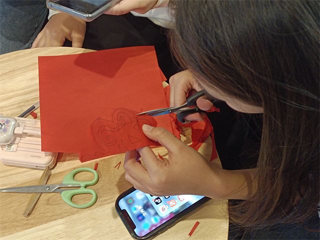 巧手剪纸伴生活 多姿多彩增欢乐——“seek”体验行动第4期:永无“纸”境