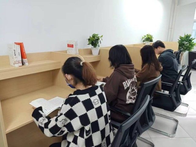 拒绝安逸躺平 誓做有为青年——第24期向商书屋:年轻·无限可能