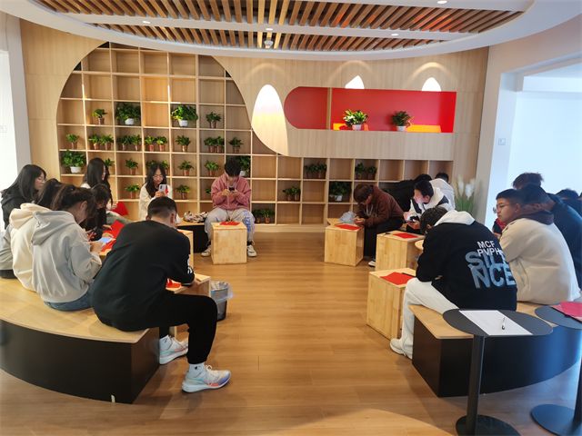 巧手剪纸伴生活 多姿多彩增欢乐——“seek”体验行动第4期:永无“纸”境