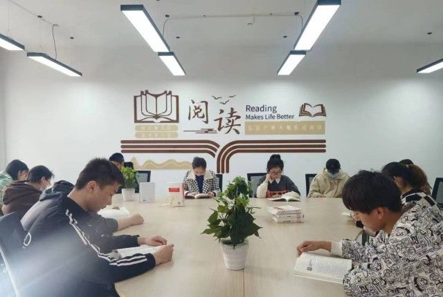 拒绝安逸躺平 誓做有为青年——第24期向商书屋:年轻·无限可能