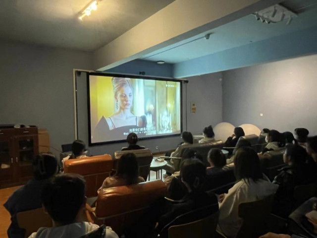 与其依赖别人 不如自己与众不同——【光影职场行】第8期:“转身”专场