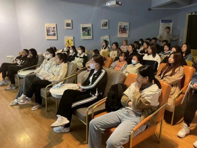 与其依赖别人 不如自己与众不同——【光影职场行】第8期:“转身”专场