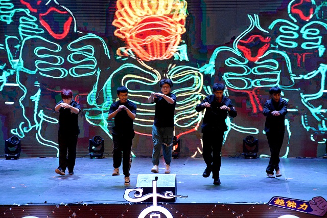 回首古韵香车 树立科幻标杆