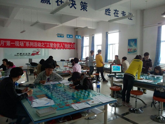 沙盘经营显精英 模拟竞赛创精彩——工商与公共管理系ERP大赛如火如荼开展