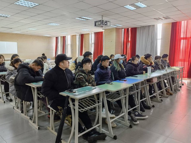 【主题班会】学宪法 读宪法