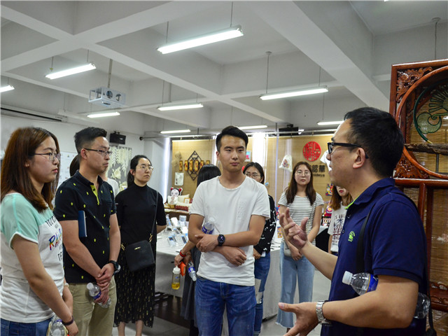 【毕设作品】团委及各书院部老师参观我院2018届毕业设计作品展