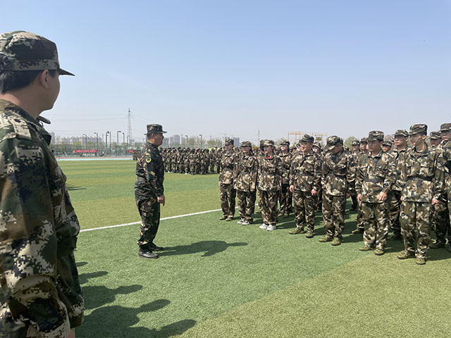 携笔从戎 谱写壮歌