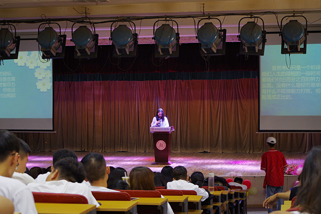 【优秀毕业生事迹报告会】既然选择了远方 便只顾风雨兼程