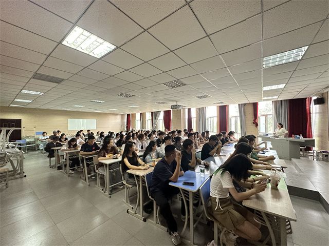 艺术传媒学院学生党支部开展“千万工程”和“浦江经验”主题学习