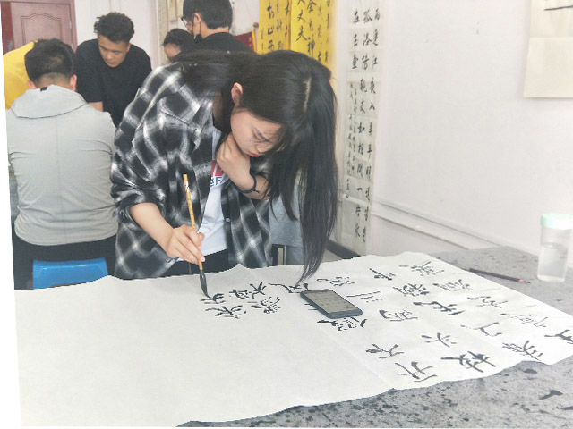 【传递正能量】笔绘交流 书写翰墨人生 ——艺术传媒学院“小小传承者”中华传统文化回归校园活动第5期