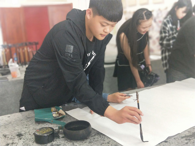 【传递正能量】笔绘交流 书写翰墨人生 ——艺术传媒学院“小小传承者”中华传统文化回归校园活动第5期