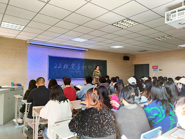 【践思】 落实党建工作 强化党员意识 —艺术传媒学院2022级专升本党员材料审核